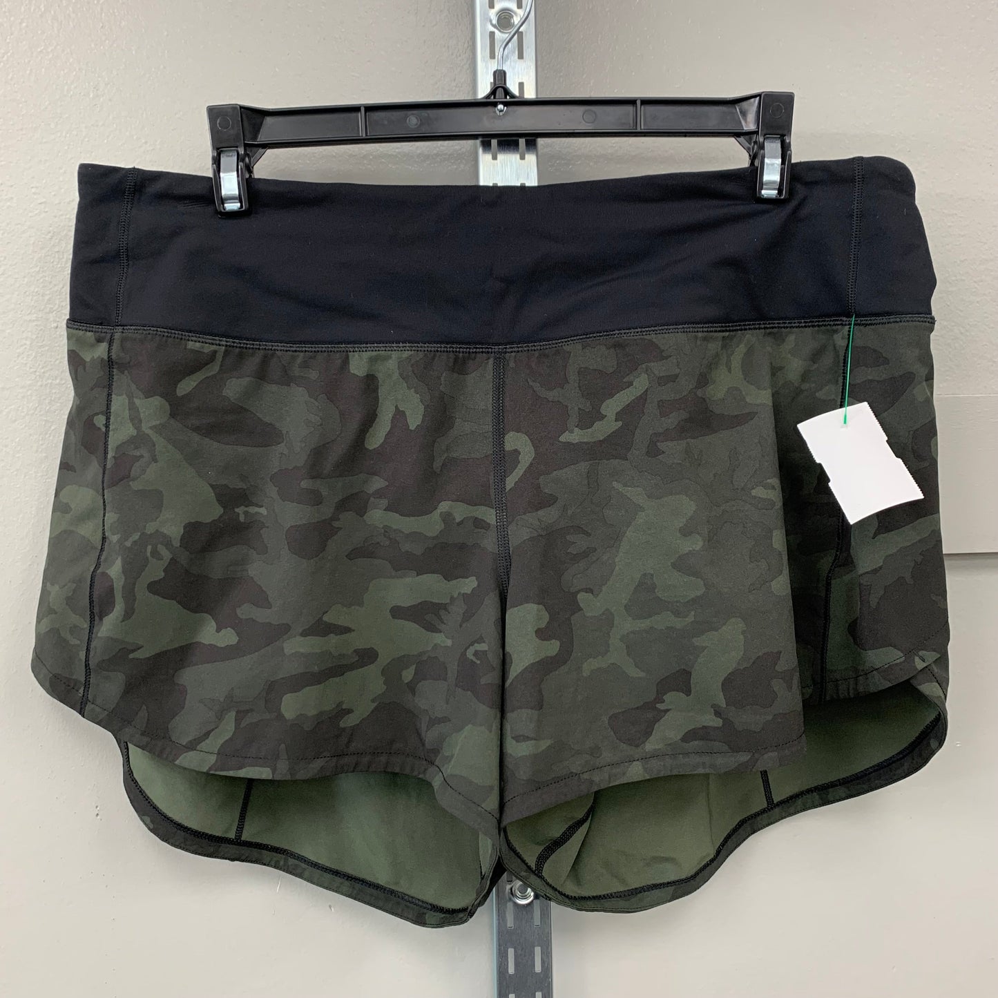 ATHLETIC SHORTS by LULULEMON In CAMOUFLAGE PRINT, Size: 10
