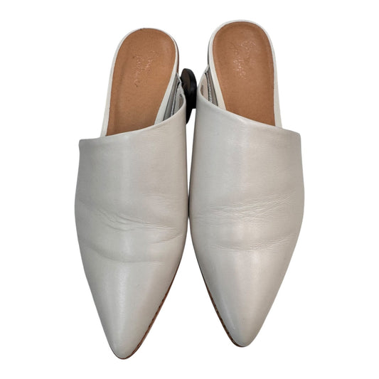 Shoes Flats By Crown Vintage In Cream, Size:9