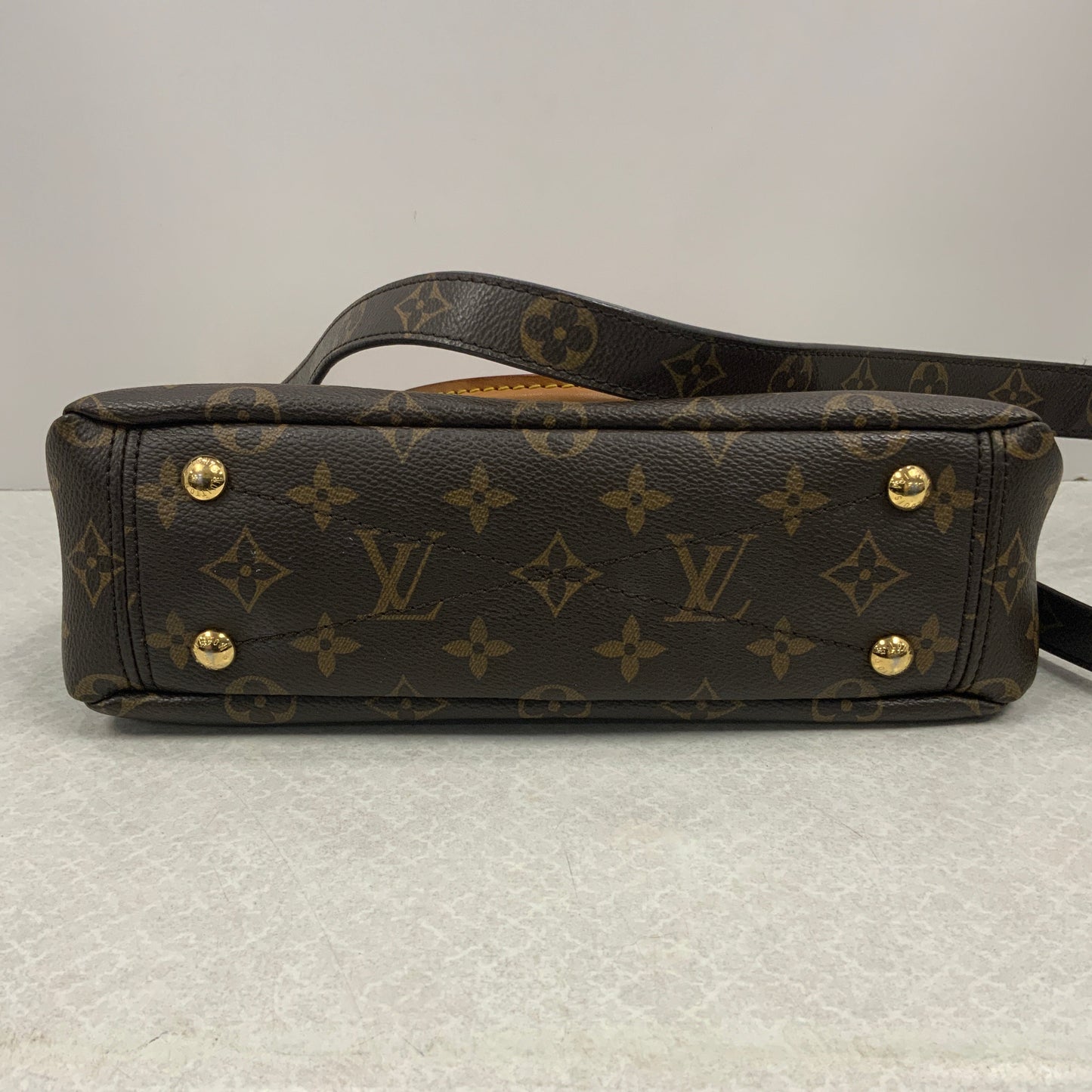 Handbag Luxury Designer By Louis Vuitton, Size: Medium