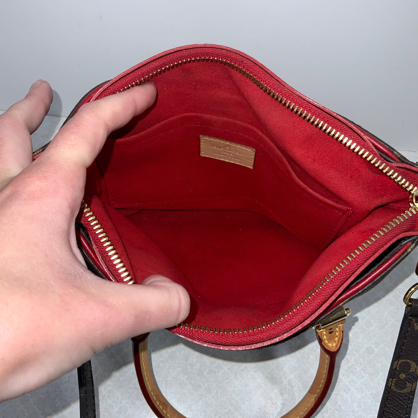 Handbag Luxury Designer By Louis Vuitton, Size: Medium