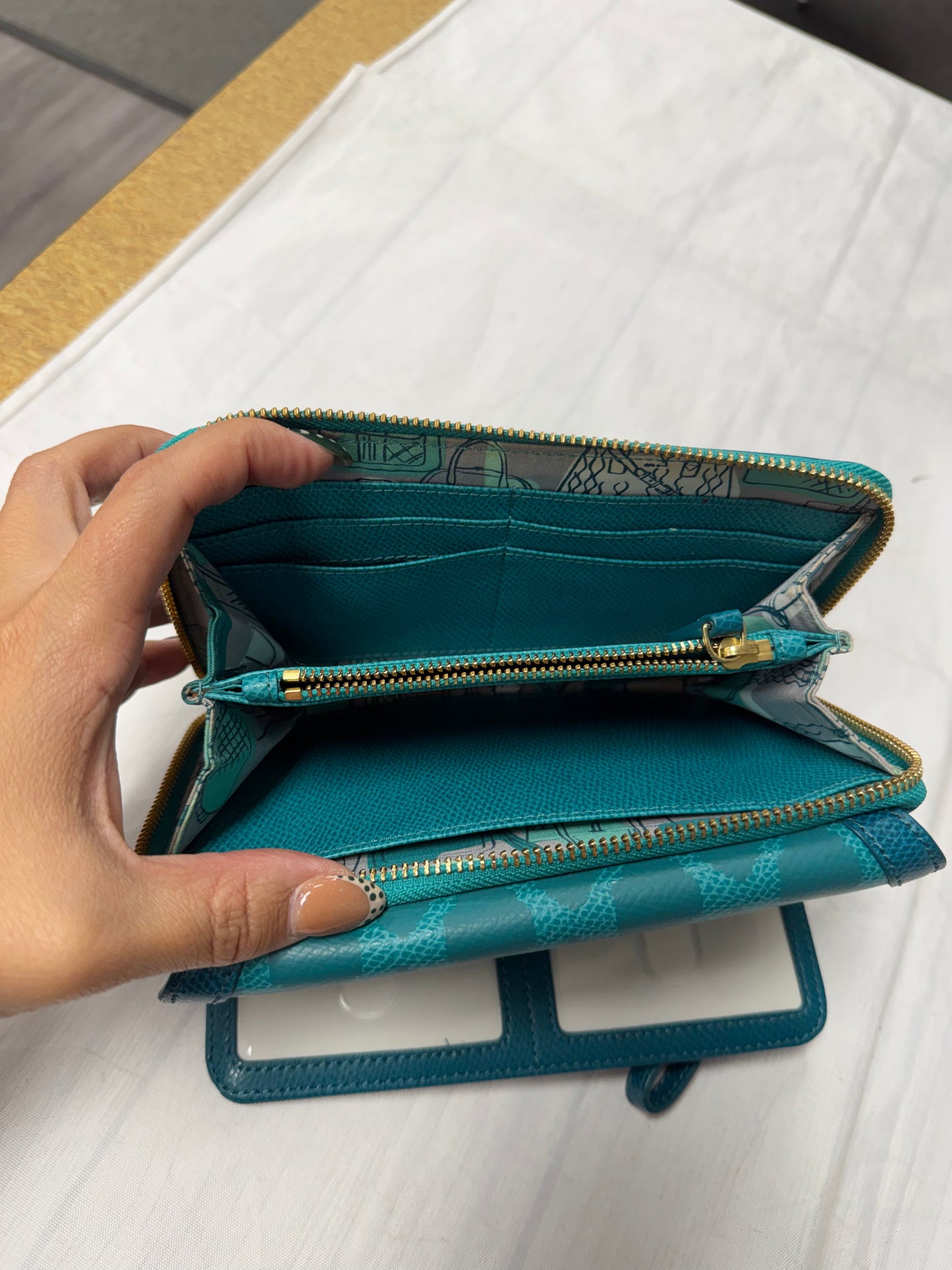 Wristlet By Vera Bradley In Green, Size:Large