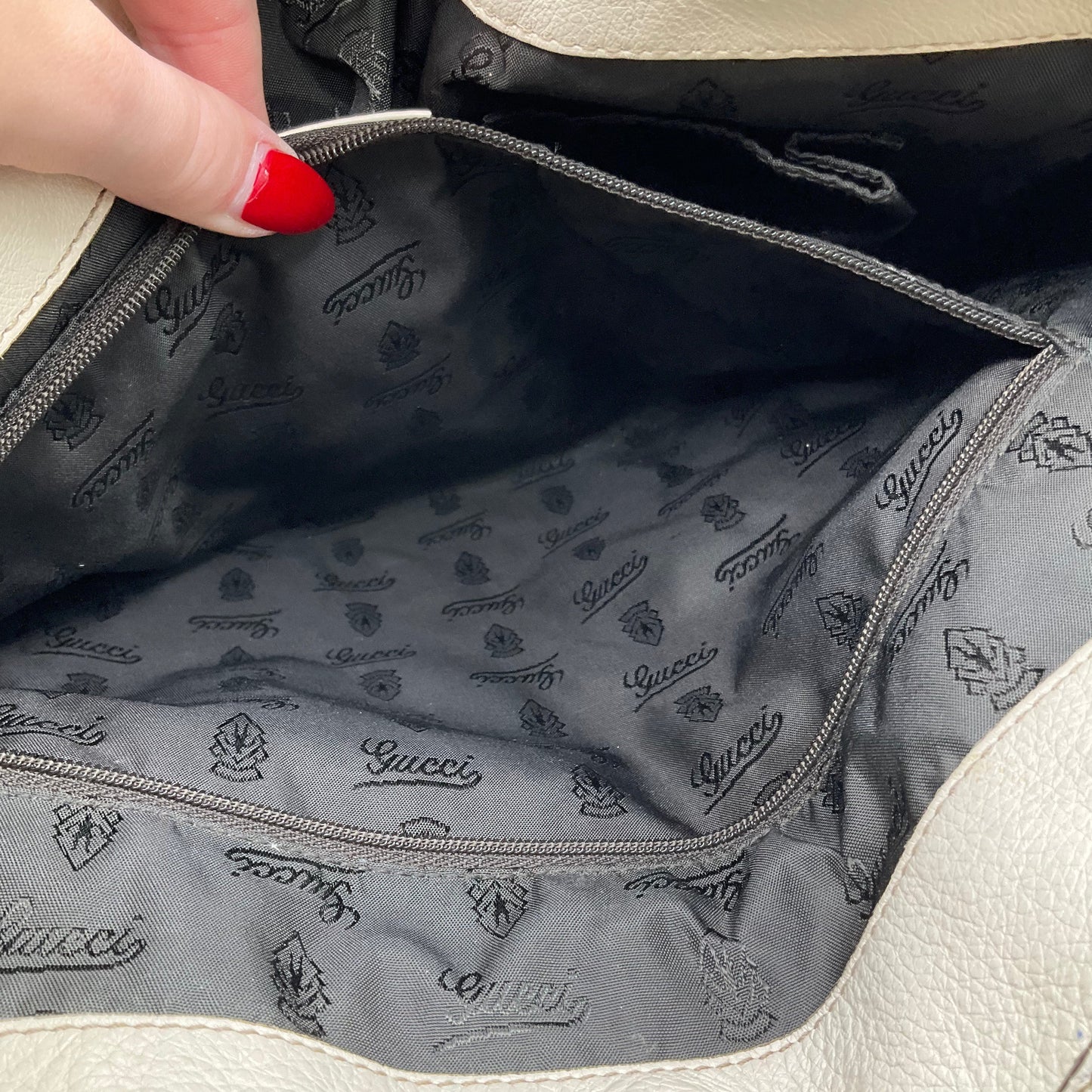 Handbag Luxury Designer By Gucci, Size: Medium