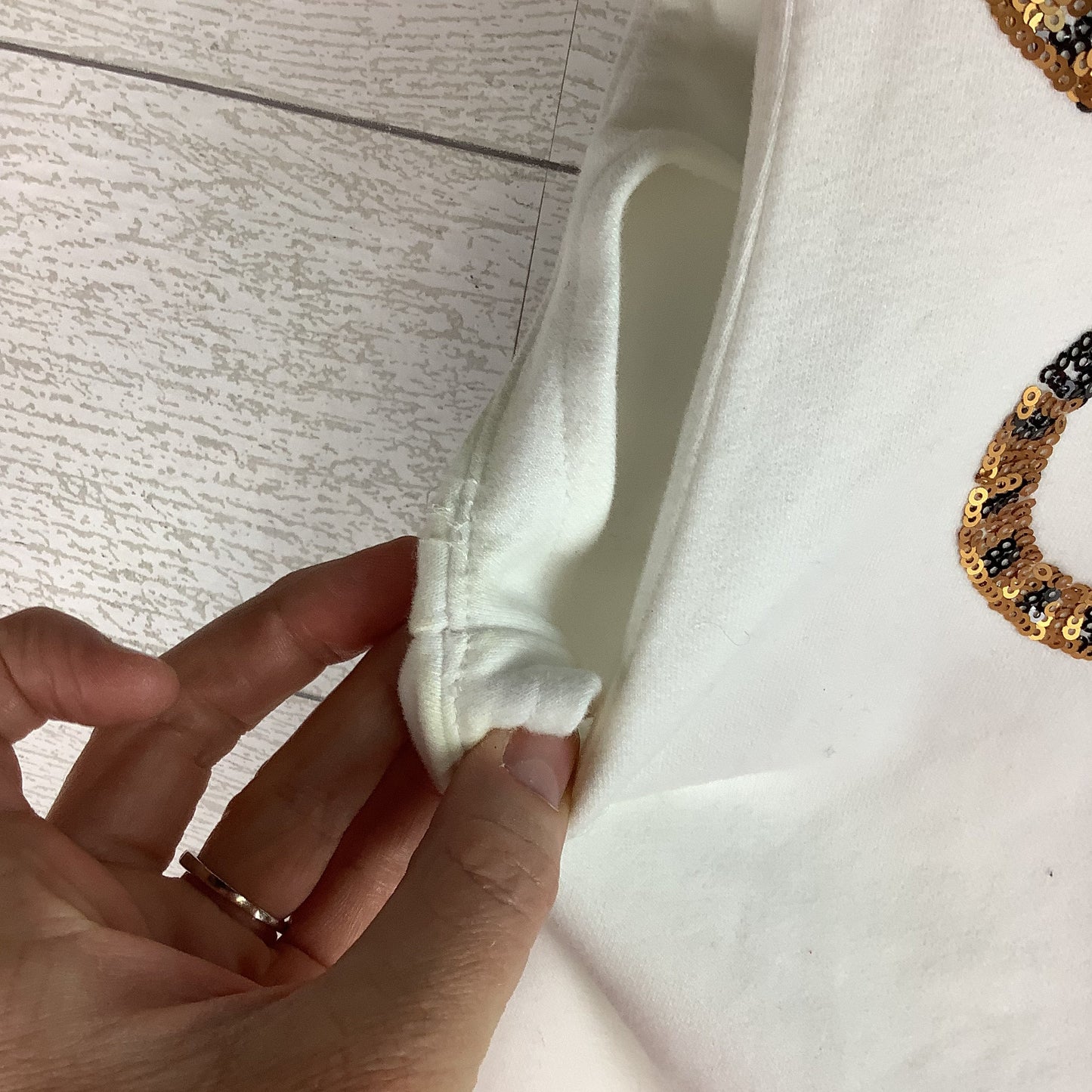 Top Sleeveless By Queen of Sparkles In Tan & White, Size: M (AS IS)