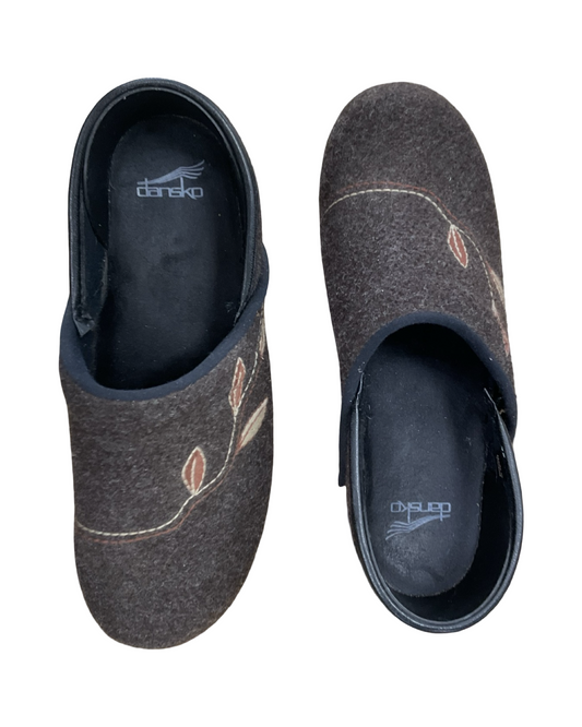 Shoes Flats By Dansko In Brown, Size:8.5