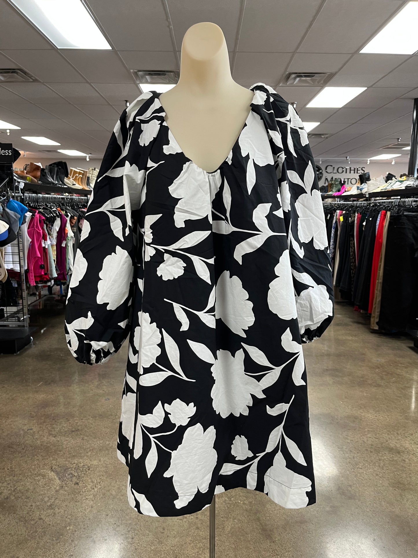 Dress Casual Short By Target-Designer In Black & White, Size:M