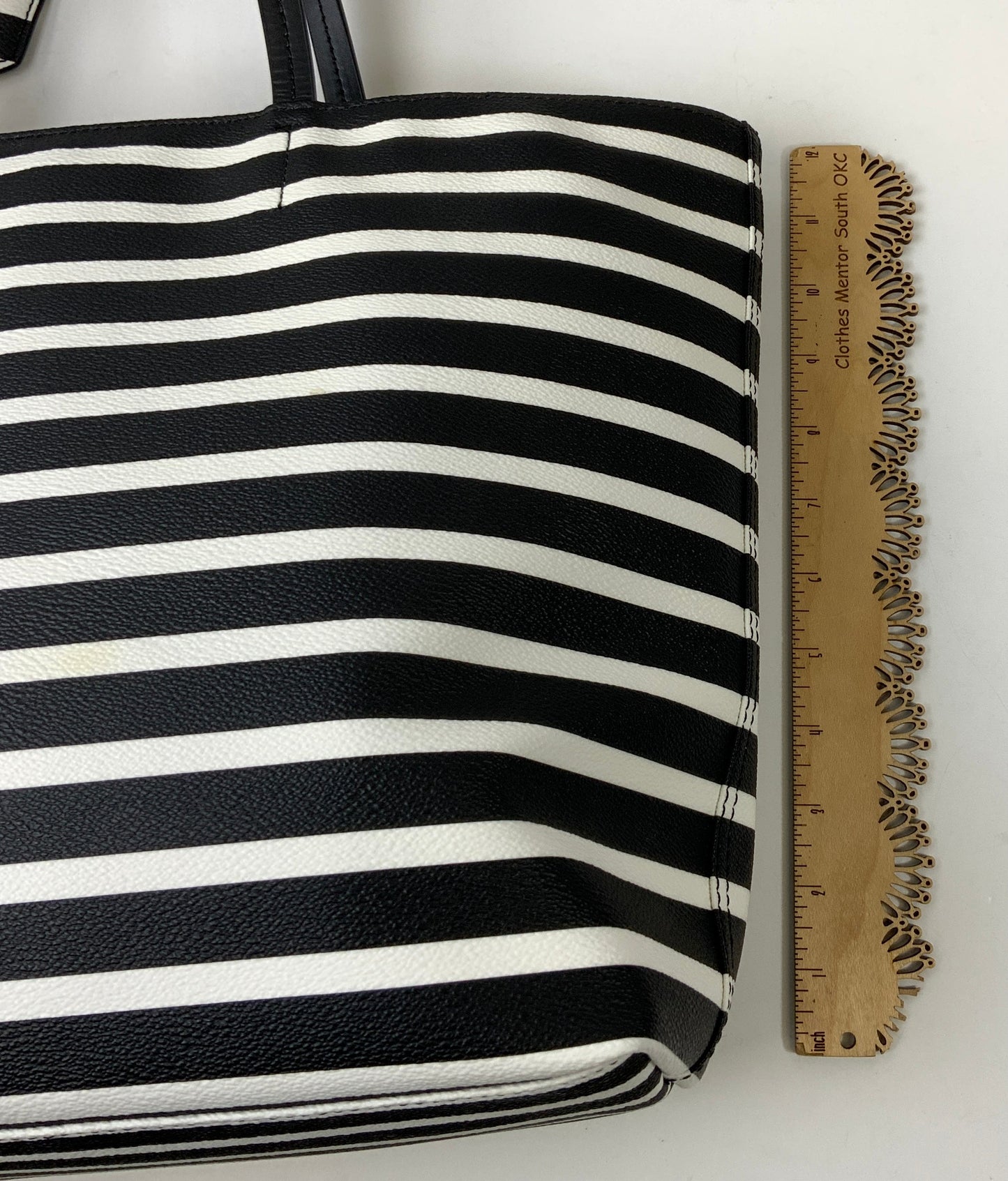 Handbag Designer By Kate Spade In Black & White, Size:Large