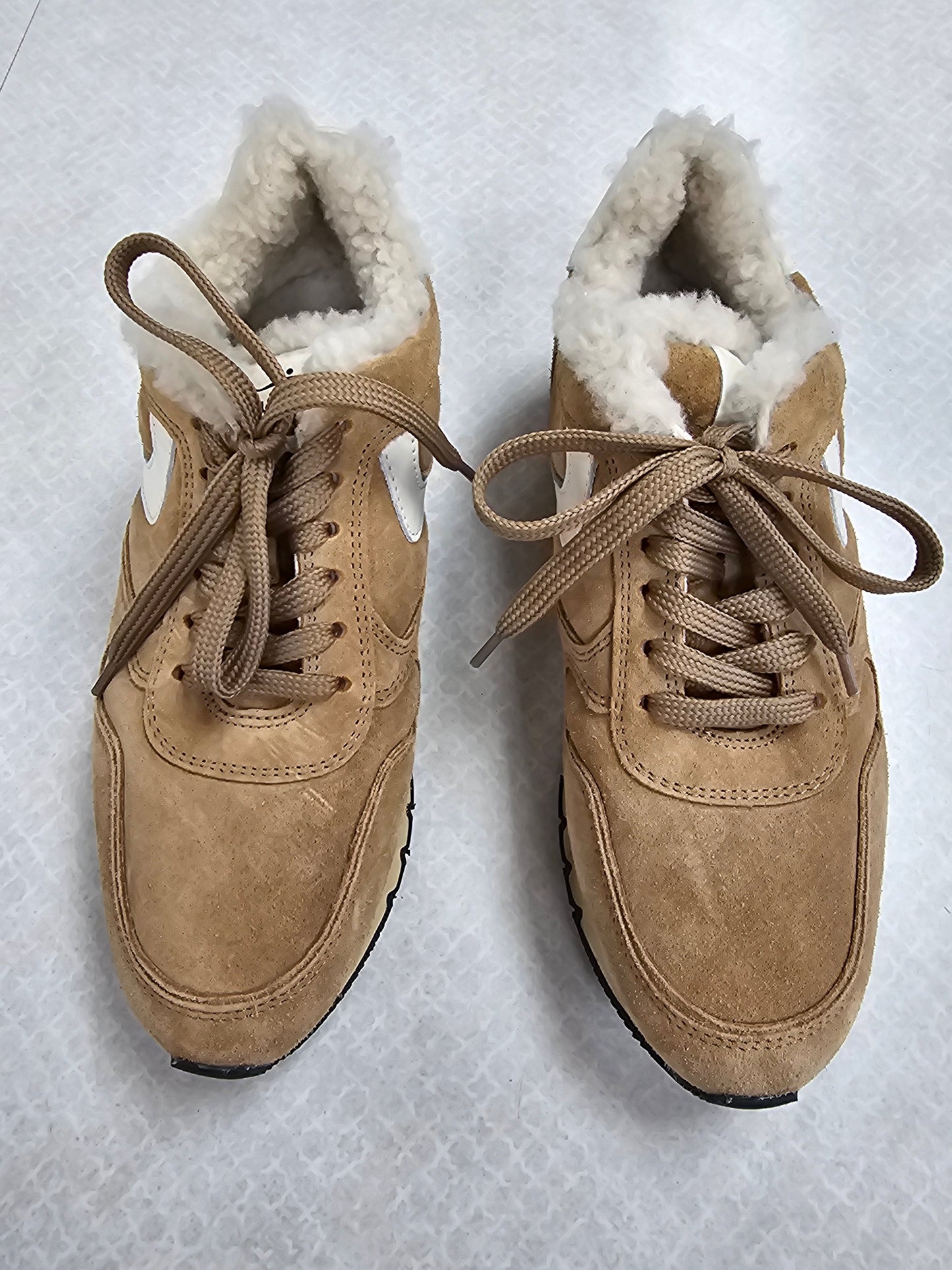 Shoes Sneakers By Clothes Mentor In Tan, Size:6.5