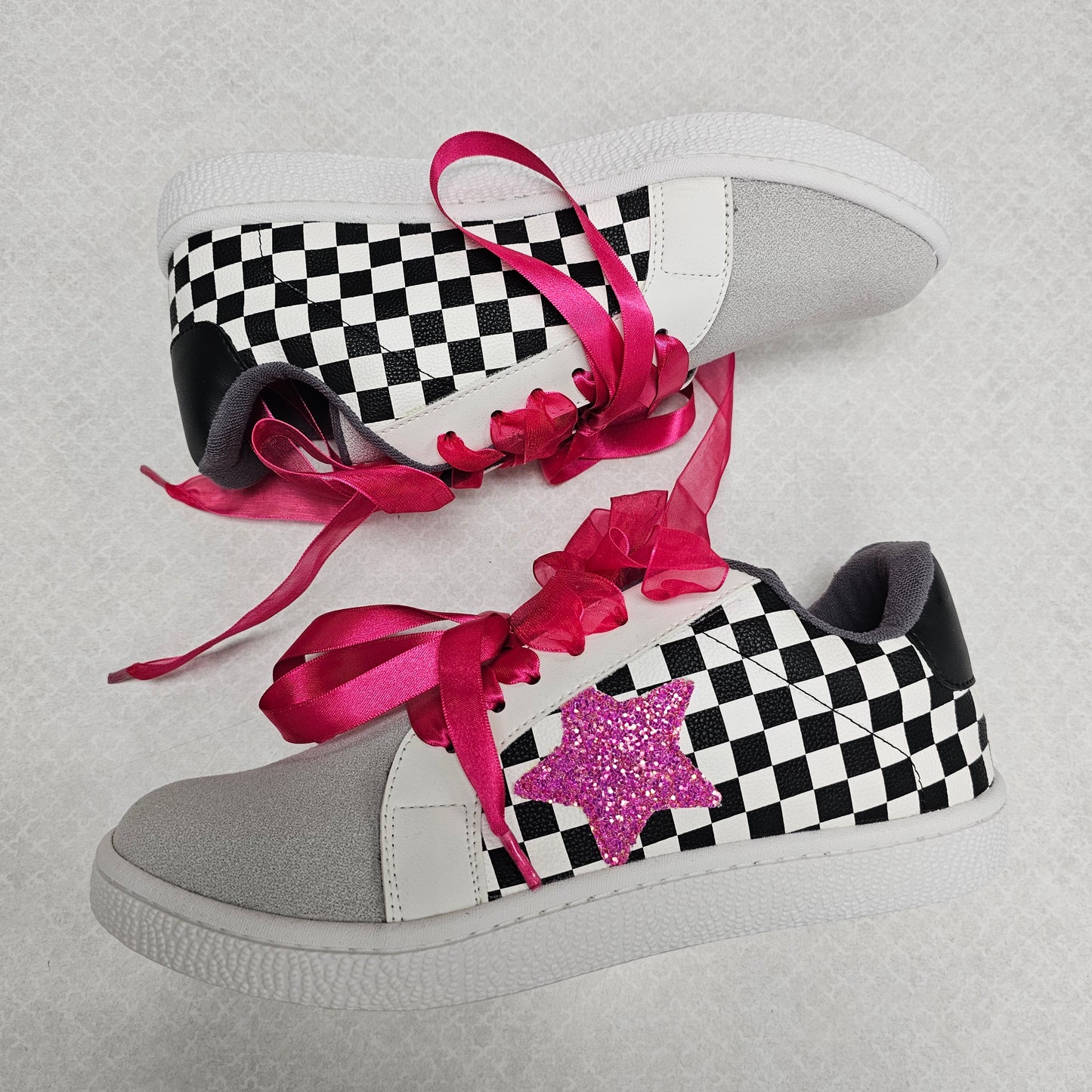 Shoes Sneakers By Clothes Mentor In Black & White, Size:9